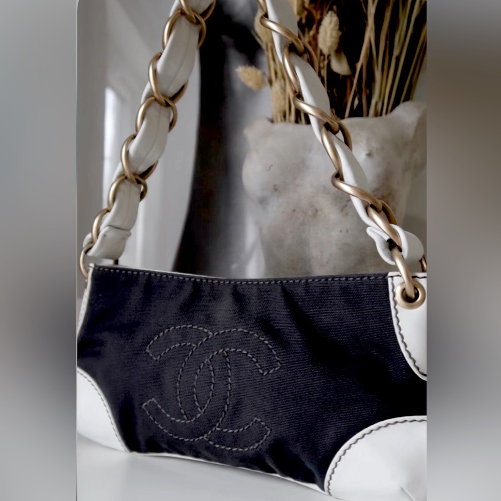 Auth Like NEW RARE CHANEL vintage Shoulder Bag black white chunky Gold chain